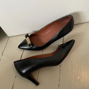 Svarta Marc Jacobs- klackar - Säljer dessa fina klackar då de tyvärr inte passar!! Köpta vintage, men i fint skick
