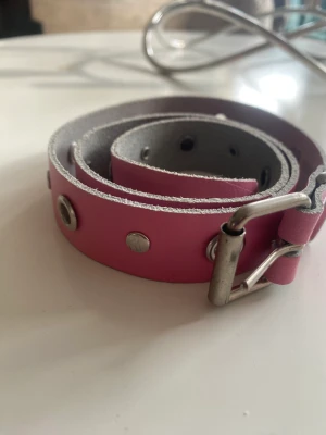 Snyggt rosa bälte - Bälte i mycket gott skick. 78 cm