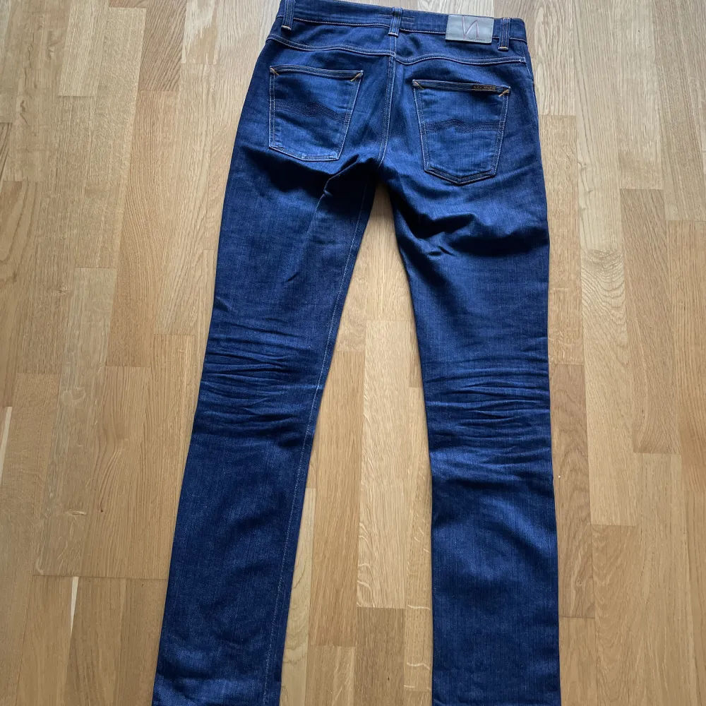 Nudie jeans, använd fåtal gånger i jättefint skick (se bilder). Köpta för 1500, säljer för 300. Nudie har lite speciella storlekar på sina Jeans, så googla gärna innan köp. . Jeans & Byxor.