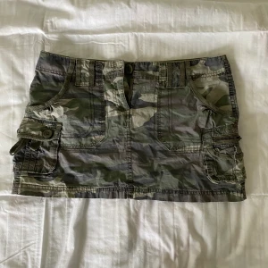 Militärkjol - Så snygg militär cargo kjol i storlek 36. Frakt ingår inte.