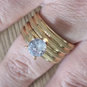 Ringset i rostfrittstål stl 18 - Super fint set i rostfrittstål stl 18. Går tt bada o duscha med.