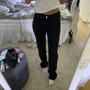 Svarta mid waist raka jeans från carlings som jag typ aldrig använt, rätt långa på mig som är 163