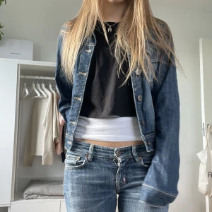 Jeans jacka - Supernajs jeansjacka i en kortate modell💞 