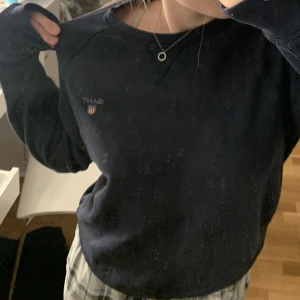 gant tröja - blå gant sweatshirt strl S, i fint skick förutom på ena ärmen där det är en vit färgfläck. 💕 nypris 525, pris kan diskuteras!