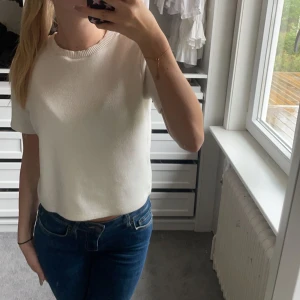 Stickad topp zara - En vit stickad topp ifrån zara, nyskick 