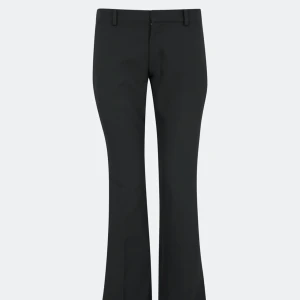 Bikbok kostymbyxor - Bikbok Vera kostymbyxor petite. Jätte snygga men har inte kommit till användning så de är i ny skick. Gick upp storlekar så att de sitter lite mer löst/ lågmidjat. Skulle dock säga att de är små i storleken. Orginalpris: 499