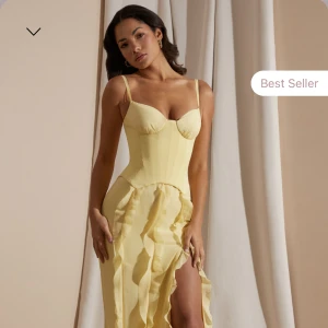  oh polly klänning  - Populär oh polly klänning jätte fin köpte för 82 pund vilket är 1100 i svenska kronor och frakt 300 jag säljer för 800, aldrig använd för den va för liten, kontakta för fler bilder. 