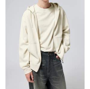 Snygg beige Weekday zip tröja. Använt 2 gånger. Fint skick 9/10. Storlek M men är lite stor i storleken.