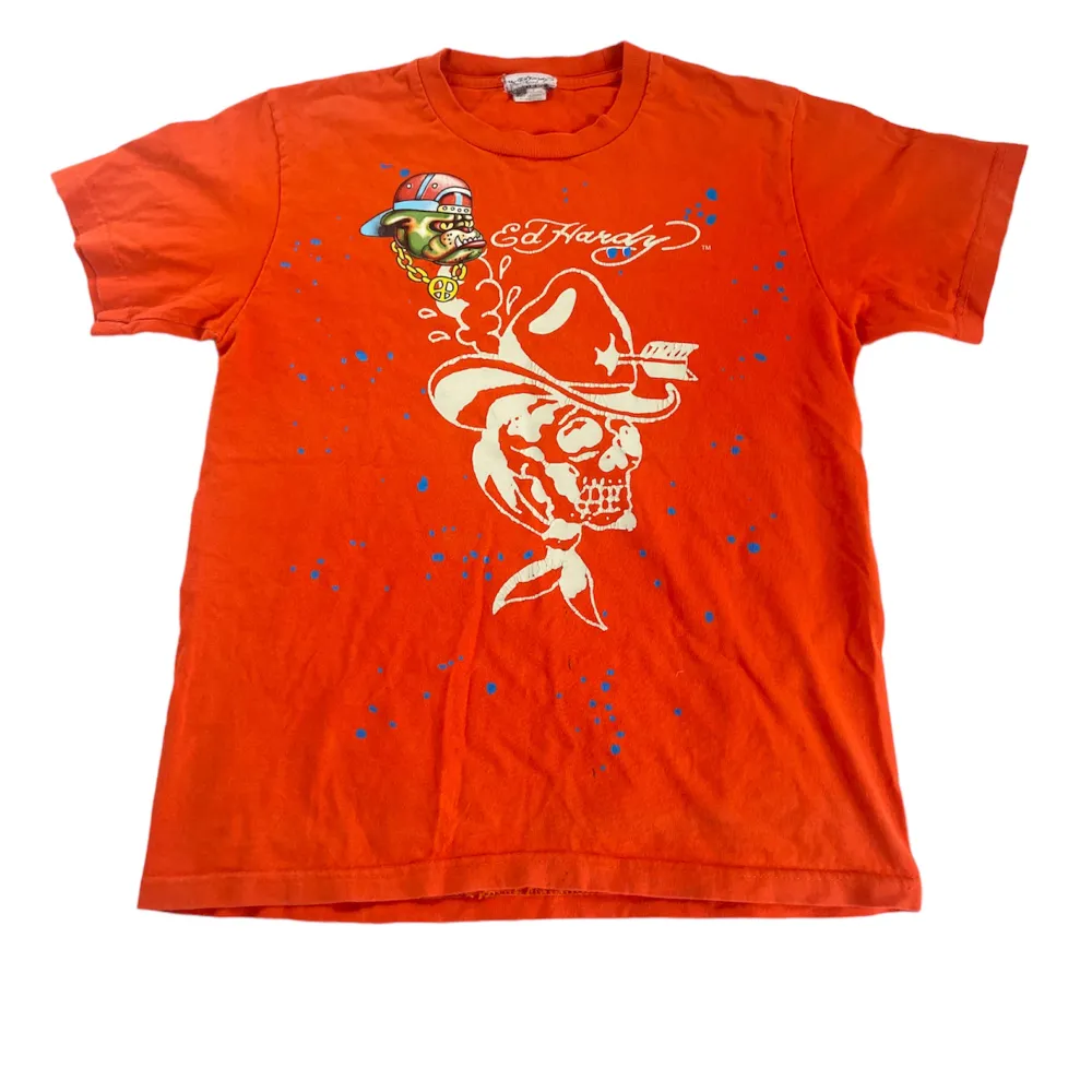En orange-röd Ed hardy t-shirt i strl S-M. Bra skick, endast använt fåtal gånger. T-shirts.