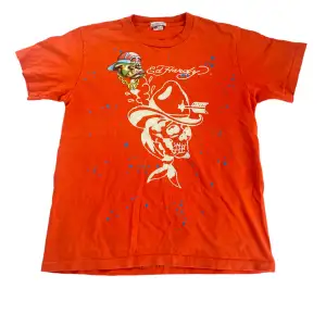 En orange-röd Ed hardy t-shirt i strl S-M. Bra skick, endast använt fåtal gånger