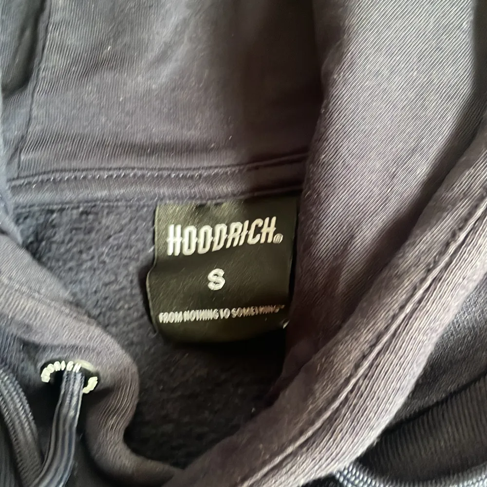 Hoodrich tröja passar it mig Drf jag säljer den skick 9/10. Puvut & Bleiserit.