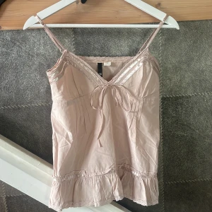 Linne  - Säljer detta jättegulliga linne från hm! 💗