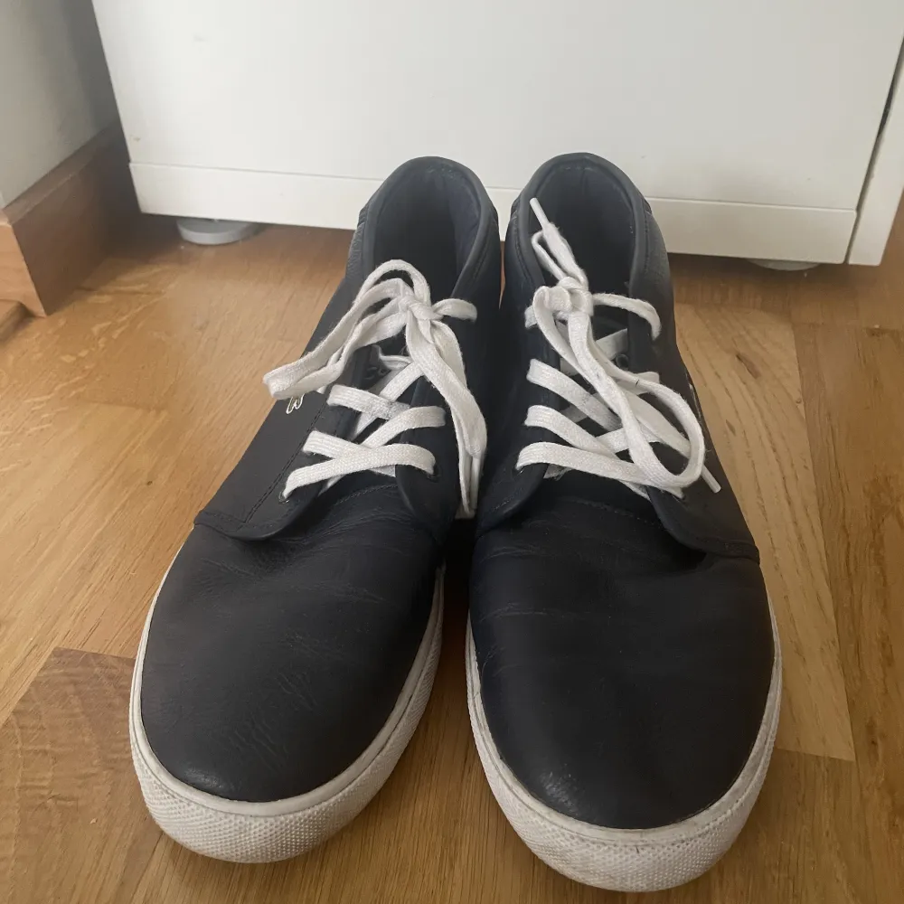 Mörkblåa Lacoste sneakers strl 41. Skor.