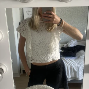 Söt topp🤍 - Supersöt topp från Gina tricot🤍superfint skick!!💖💖