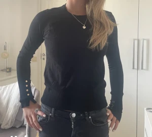 Svart stickad tröja från zara med fina detaljer! - ‼️ LÅNADE BILDER ‼️ superfin svart stickad gosig tröja med guldiga detaljer! Så mysig till hösten💞orginal pris : 250:-