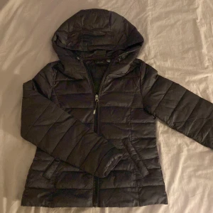 Dunjacka  - Jag säljer denna jacka eftersom jag inte använder den något, den har en fläck på vänster arm🩷 storlek xs ny pris 500kr