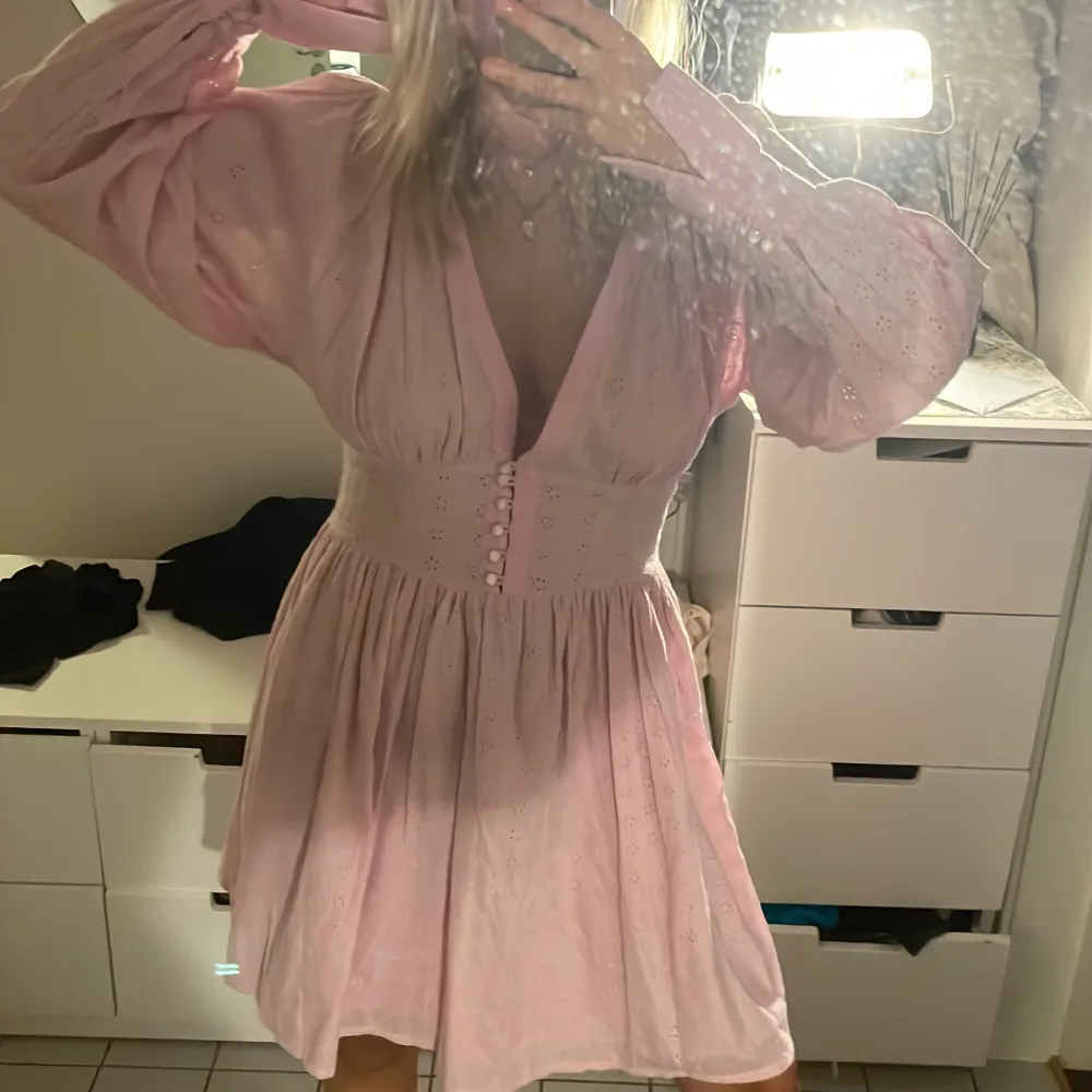 En rosa klänning från Bohoo som tyvärr aldrig kommit till användning (prislappen finns kvar) storlek UK 10. Mekot.