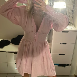 Bohoo klänning  - En rosa klänning från Bohoo som tyvärr aldrig kommit till användning (prislappen finns kvar) storlek UK 10