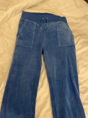Juicy Couture Byxor - Säljer nu mina jättefina blåa juicy couture byxor i stl S. Säljer då jag inte får användning av dom! Priset kan diskuteras.