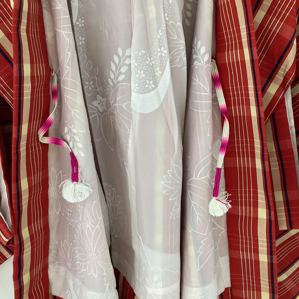 Oanvänd vacker äldre kimono. Tjockare tyg. Inköpt second hand i Japan 2008. . Tröjor & Koftor.