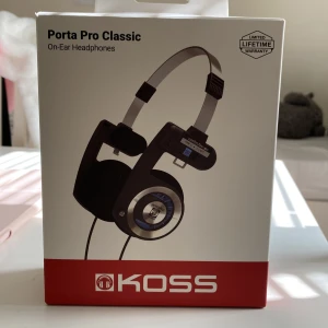 Koss Porta Pros  - Säljer mina helt nya Koss porta pros då jag köpte en annan modell! De är supertrendiga och stiliga <3 Köpte för 500kr och Säljer för 250kr ink frakt! Priset kan diskuteras vid snabb affär<3 