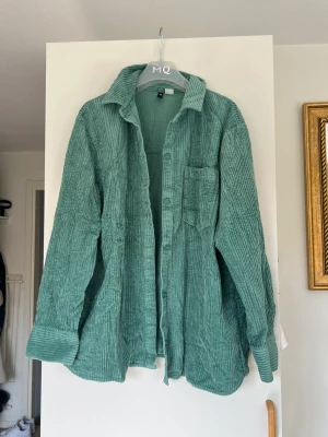 Tröja  - Jacka tröja, superfin grön färg storlek M 