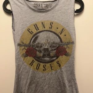 Guns n roses linne - Guns n roses linne, trycket har börjat blekna lite. Skriv om ni undrar något. ❤️❤️🔫🔫