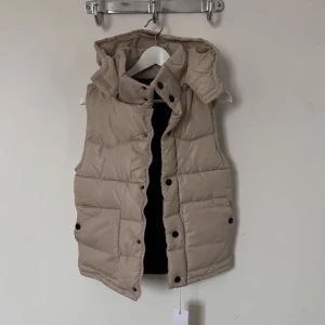 Väst - Väst aldrig använd då jag råka beställa två! Lappen kvar. 