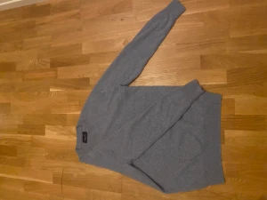 Kashmir tjröja a day’s march - Säljer min a day’s march kashmir tröja. Storlek L men passar mer M. Bra skick förutom ett litet hål där lappen suttit syns knappt. Skriv för frågor eller fler bilder