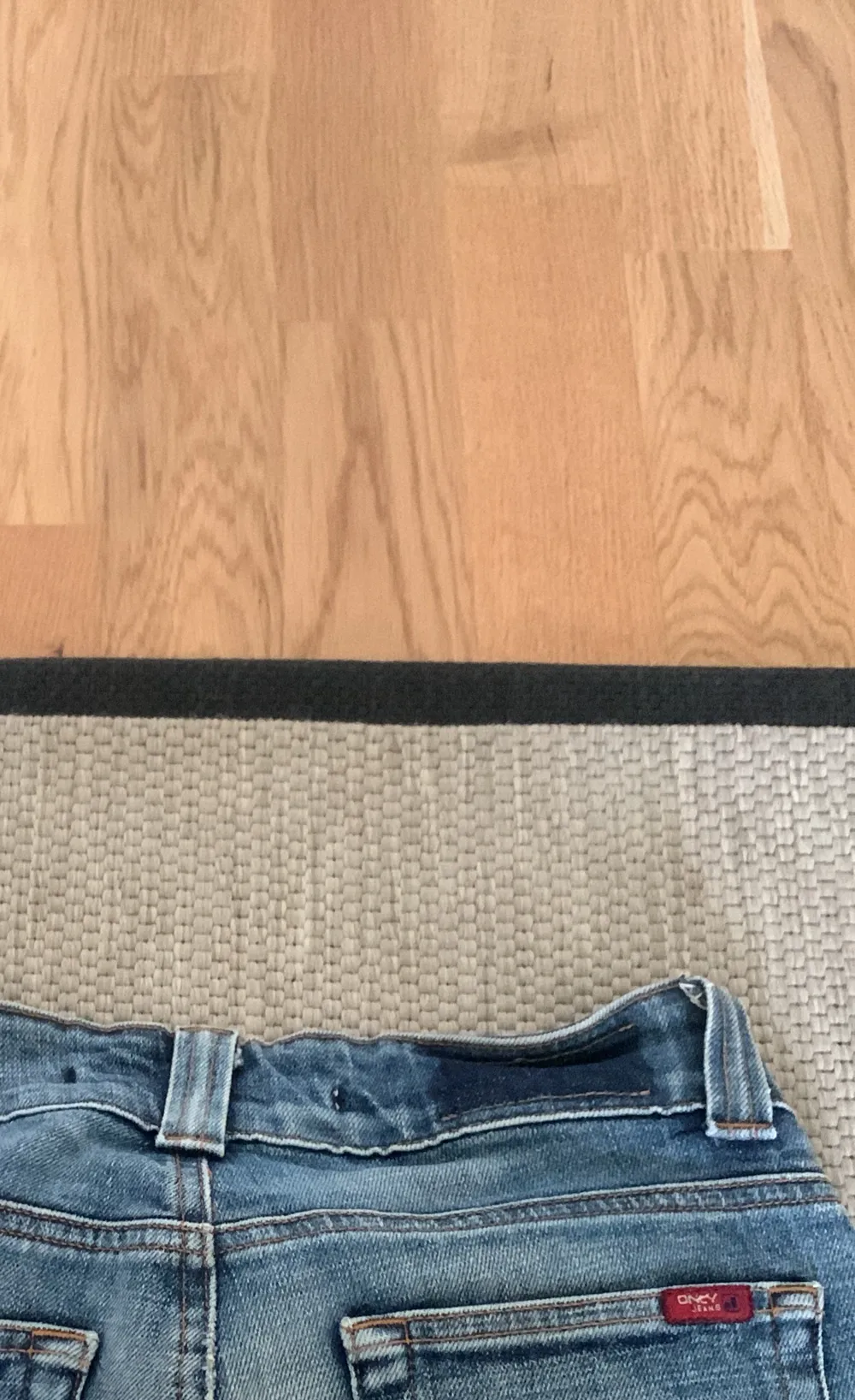 Fina stockholmsstil jeans med låg midja och flared där nere. Väldigt trendiga och passar till massor med olika plagg. . Jeans & Byxor.