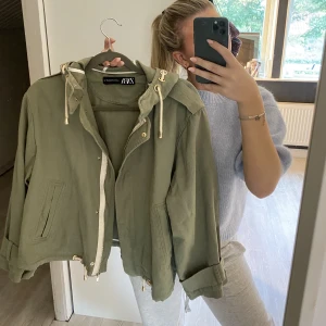 Jeansjacka - Jeansjacka med luva från zara! Aldrig använd så ett superbra skick!🙌🏼 slutsåld på zara! XS men sitter som en S! Nypris runt 700