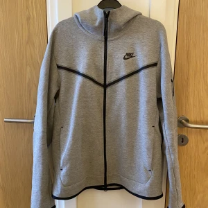 Nike tech fleece - Säljer denna helt oanvända nike tech fleece då den är för stor💗