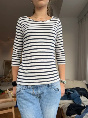 Trekvartsörmad tröja - Jättefin randig trekvartsörmad tröja fran Lindex. Inga defekter. Kontakta vid frågor❤️