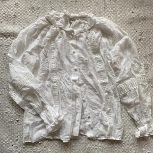 vit blus - vit blus och inte använd (felköp). Från Yesstyle och märket: elig 