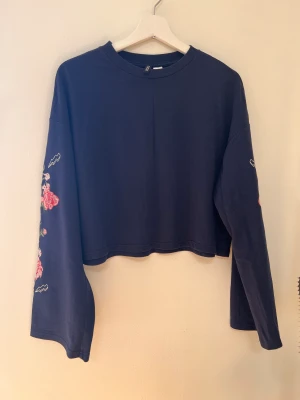 Blå Topp med brodyr från HM storlek S  - Storlek S 80kr