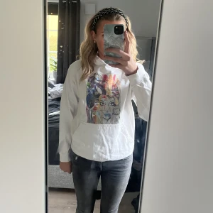 The cool elephant  - Hej, jag säljer min tröja från the cool elephant. Använd väldigt mycket och är i ett hyfsat bra skicka men dock snörrerna borta därav av priset. Priset ej skrivet i sten. Köparen står för frakten. Swish!💕