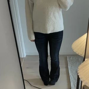 Jeans  - Säljer dessa bootcut Mavi jeans, endast använda en gång! Storlek 26 längd 30, men passar mig perfekt som är ca 165. Nypris är 630, mitt pris är 370💗 OBS! klicka inte på köp nu❤️
