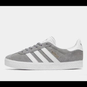 Adidas skor  - Säljer dessa i princip helt oanvända gråa sneakers från adidas. Väldigt bra skicka få de inte kommit till användning pga för stora  Supersnygga och så sköna!  Stl 38
