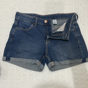 Jeansshorts  - Oanvända jeansshorts från hm i storlek 34🫶🏻