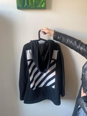 OFF-WHITE hoodie  - hoodie limited edition OFF WHITE  Nyskick  Nypris 6000 på farfetch  Medium 