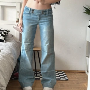 lågmidjade jeans - Ett par lågmidjade jeans som tyvärr är för små för mig! Bilderna är lånade från förra ägaren🫶🏼