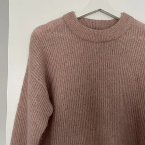 Stickad tröja - Superfin stickad tröja från Lindex i ljusrosa. 25% ull. Använd Max 2 ggr💕