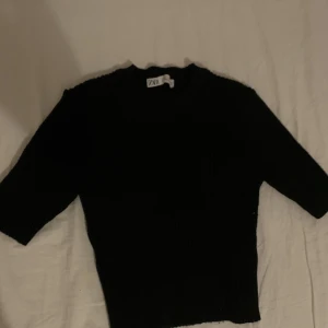 Svart ribbad zara topp - En jättefin svart ribbad/stickad tank top från Zara💓Aldrig använd bara testad!