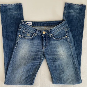 Jättefina jeans!! - Säljer dessa jättefina jeans med strass; guld stenar på bakfickan och lite på en framficka💕😘innerbenslängd: 83cm midjemått: 74cm