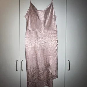 Klänning  - Sidenklänning i oanvänt skick