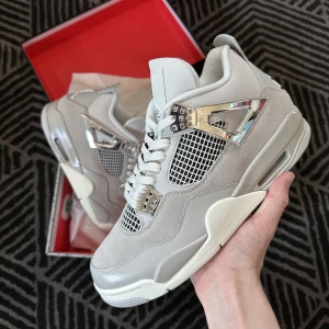 Air Jordan 4 ”Frozen Moments” - Air Jordan 4 ”Frozen Moments”   Size: 42,5 👟 Cond: 10/10 DS  Pris: 3199kr 💵 +Frakt 🚚📦  Box: ✅ Kvitto: ✅  Dm för frågor 💬