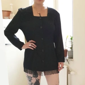 Vintage klänning/blus - Sååå himla fin klänning/längre blus med strassdetaljer. Dels hänger det framtill dels i slutet. Figursydd och passar S-M beroende få hur man vill den ska sitta, se bilder för referens. Liksom lite tyngre pga pärlorna. Måste ses!!