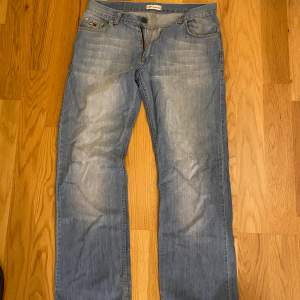 Vintage Tommy hilfiger jeans, inte mycket tecken på användning men knappen är utbytt.