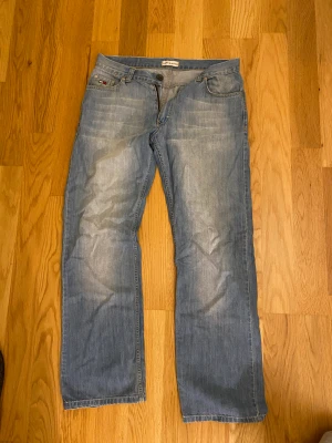 Tommy Hilfiger Jeans - Vintage Tommy hilfiger jeans, inte mycket tecken på användning men knappen är utbytt.