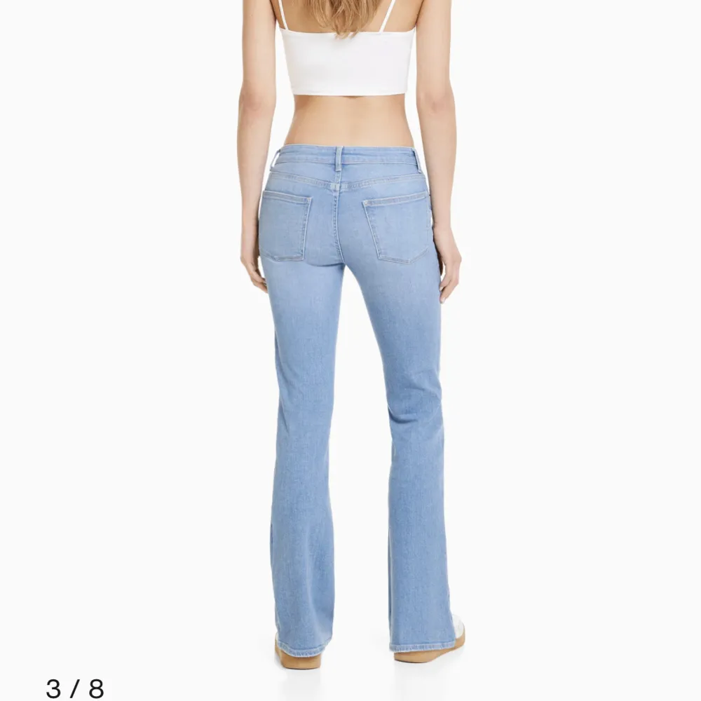 Snygga låg/medel höga bootcut jeans från bershka! Använda fåtal gånger och har inga defekter, skriv privat om du har någon fråga 💕 bilderna är från hemsidan, Skriv priv om du vill ha mina egna bilder! Nypris: 359kr ANVÄND GÄRNA KÖP NU . Jeans & Byxor.